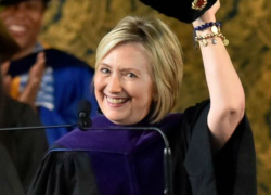 Неожиданно: Хиллари Клинтон с ушанкой призвала вступать в ряды русских