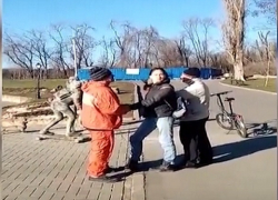 Возбужденная женщина забросала камнями прохожих и скульптуру влюблённых в парке «Валя Морилор»