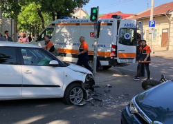 Девушка получила травмы в столкновении мотоцикла и легковушки на столичном перекрестке