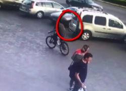 Серийный похититель велосипедов попал на видео в Кишиневе