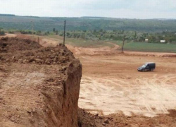 В Рыбнице бульдозер вместе с водителем упал с 7-метровой высоты