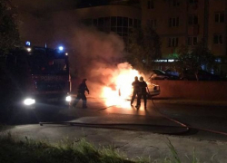 Автомобиль такси сгорел на Ботанике