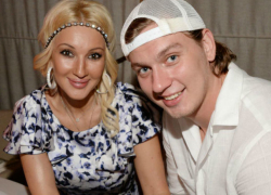 Беременная телезвезда Лера Кудрявцева одновременно станет мамой и бабушкой