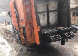 В центре Кишинева под землю провалился мусоровоз