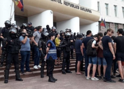 Здания парламента, правительства и администрации президента заминированы