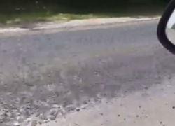 На трассе Дрокия-Рышканы участок дороги засыпан асфальтовой крошкой