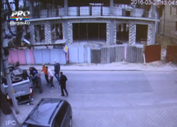 Момент ДТП, в результате которого в центре Кишинева перевернулся автомобиль, засняла видеокамера