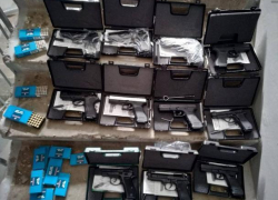 У 16-летней девушки обнаружили 14 единиц оружия и более 800 боеприпасов