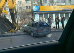 На Старой Почте ковш экскаватора серьезно повредил чужой автомобиль