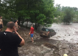 В Новоаненском районе автомобиль засосало в водоотводный канал