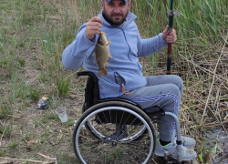 Парень, привязанный к инвалидному креслу с 22 лет, сумел найти любимое дело и жену