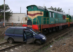 Авария в Приднестровье: локомотив протянул легковушку около 50 метров