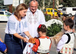 100-летний национальный наряд представили президенту на фестивале в Вулканештах