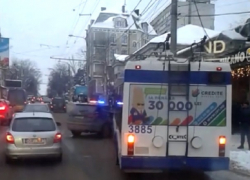 В центре Кишинева троллейбус столкнулся с автомобилем