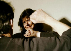 В приступе ревности пьяный мужчина жестоко избил свою жену в Кишиневе