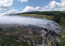 В Данченах горит мусорная свалка, дым накрыл почти всё село