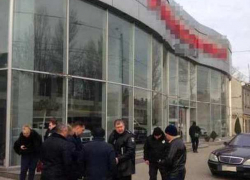 Бандиты со стрельбой захватили заложников в одесском автосалоне