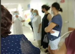 Обстановка накалена - в Кишиневе чуть не подрались в очереди за второй дозой ковид-вакцины