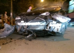 В Кишиневе пострадал водитель автомобиля BMW, который на большой скорости врезался в дерево