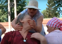 Свобода слова: женщине, которая общалась с прессой на протесте, силой закрыли рот