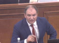 Ион Чебан отчитал Серджиу Сырбу на заседании парламента