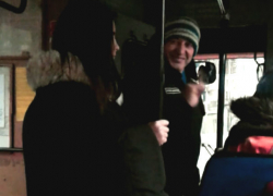 Извращенец, нагло хватающий девушку в одесском троллейбусе, попал на видео