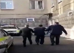 Разъяренный мужчина нанес хозяину столичной квартиры удар ножом в живот