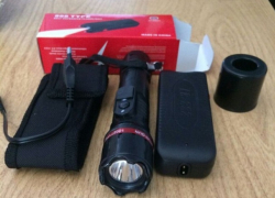 Водитель пассажирского автобуса вез в Молдову партию опасных электрошокеров