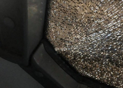 В Кишиневе неизвестные разбили бутылкой пива стекло в троллейбусе