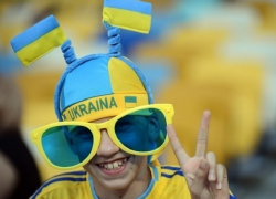 Скандал в Польше: украинских гастарбайтеров заставили носить желто-синюю униформу