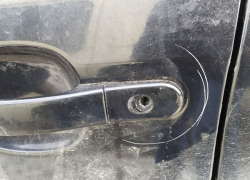 Где полиция?! Хулиганы продолжают портить автомобили в Кишиневе