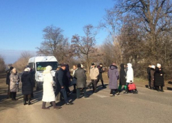 Трассу на Кучурганы перекрыли протестующие жители украинского военного городка 