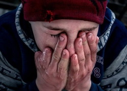 Потрясающая фотография искалеченного взрывом снаряда в Донбассе ребёнка шокировала немцев