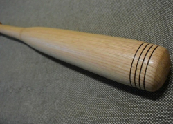 Нападение с битой на администратора обменного пункта: трое человек осуждены за попытку украсть 500 000 леев