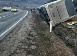 В Ниспоренском районе перевернулся автобус с возвращавшимися из Италии людьми