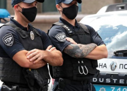 Пьяный молдаванин укусил украинского полицейского и порвал ему штаны