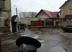 Тело молодой женщины обнаружил дворник в мусорном баке на Буюканах: шокирующее фото 