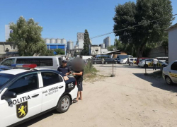 Выбросивший мусор в кусты таксист был идентифицирован и оштрафован