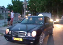 Опасный маневр таксиста на Mercedes завершился аварией на Буюканах