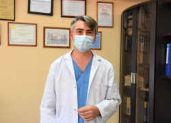 С утра до вечера ездят в транспорте, ходят в гости - депутат возмущен поведением людей