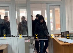 У здания суда собрались сотрудники инспектората расследований на фоне дела о крупнейшей взятке