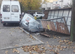 Столкнувшиеся автомобили уничтожили новую мусорную платформу в центре Кишинева