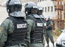 «Беркут» скрутил пьяного весельчака у торгового ларька