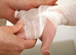 В ПМР пьяная 17-летняя девочка изрезала себя ножом для устрашения родных и попала в больницу