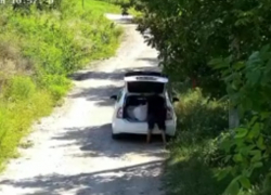 Новый способ утилизации мусора в Кишиневе - из багажника на обочину дороги