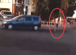 Избиение отверткой водителем своего обидчика на улице Кишинева попало на видео