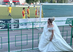 Невеста увела футболиста со стадиона прямо в ЗАГС