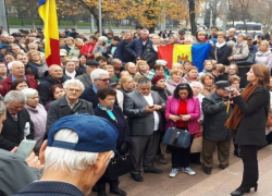 С румынскими флагами наперевес: у парламента продолжается протест в поддержку правительства