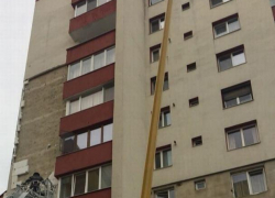 38-летний мужчина выбросился из окна в Кишинёве, он в состоянии комы 