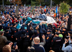 Полиция воспрепятствовала протестующим устанавливать палатки во дворе президентуры: Долой диктатуру! Позор!